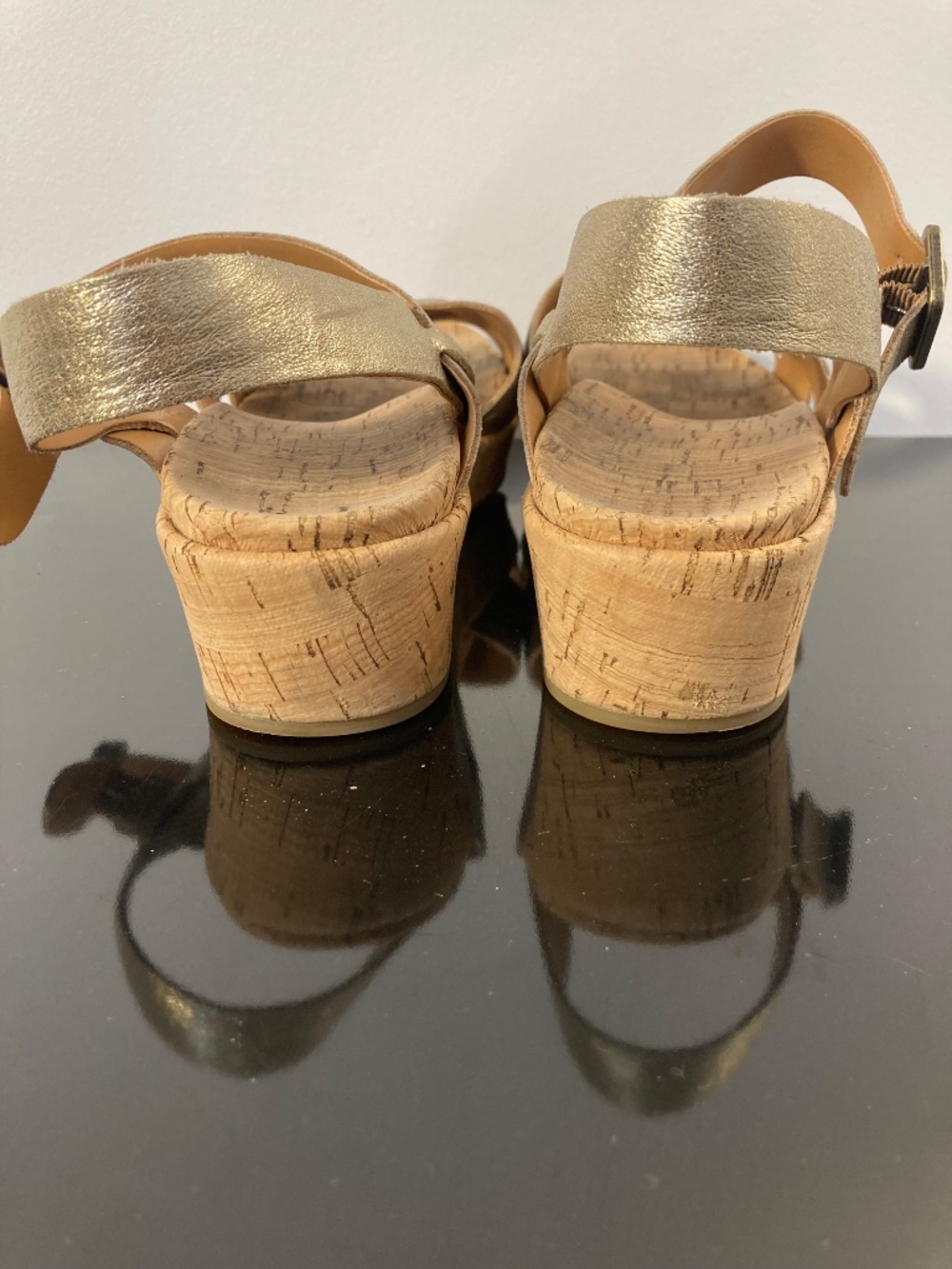 Metallic gold Kork-Ease sandals size 8 - Picture 10 of 10